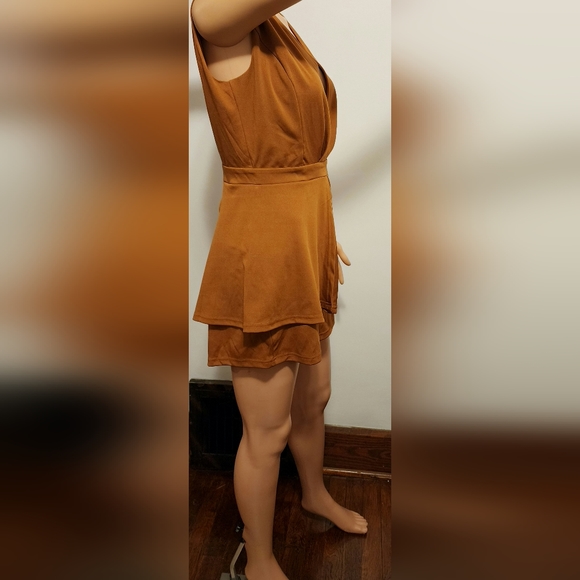 Lyaner split top romper. Small. Key hole back button closure. Neutral. Short V - Picture 16 of 16